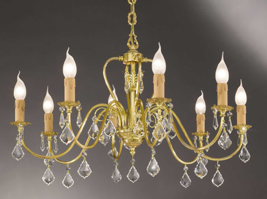 Lampadario con pendenti in cristallo.
