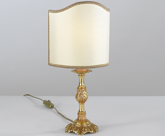 Lampada da tavolo in fusione e ottone.